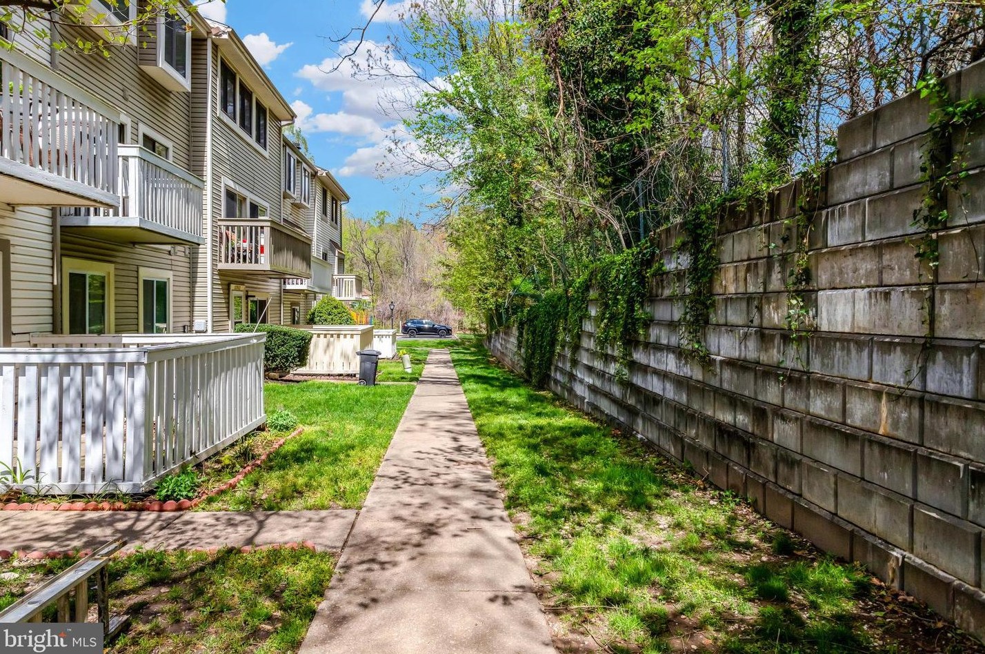 12767 Cara Dr, Woodbridge VA  22192-2734 exterior