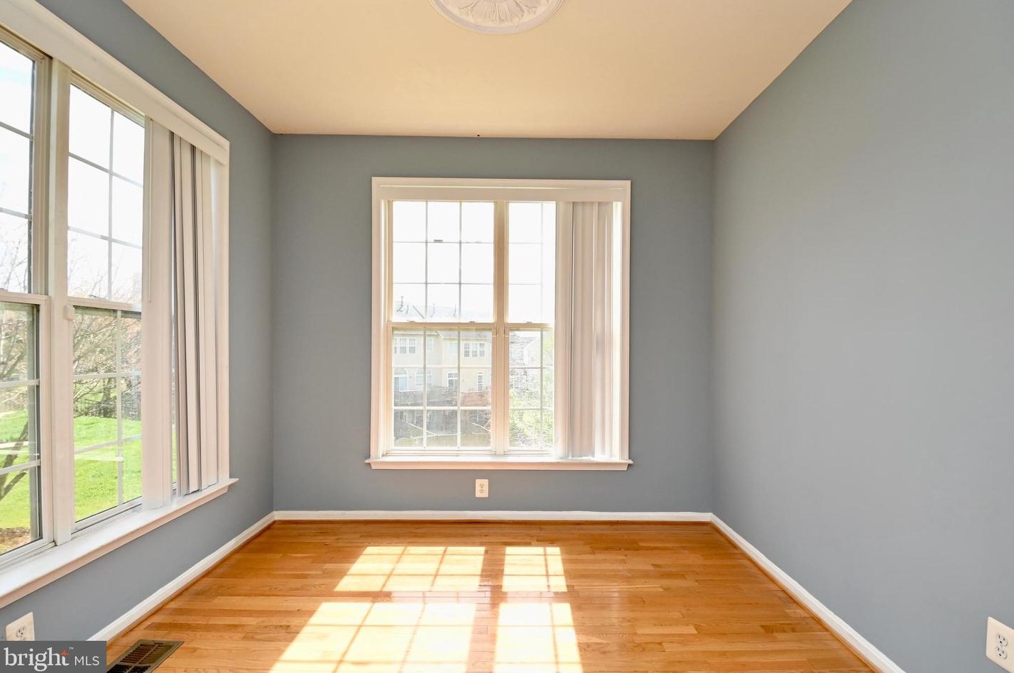 2199 Armitage Ct, Woodbridge VA  22191-6070 exterior