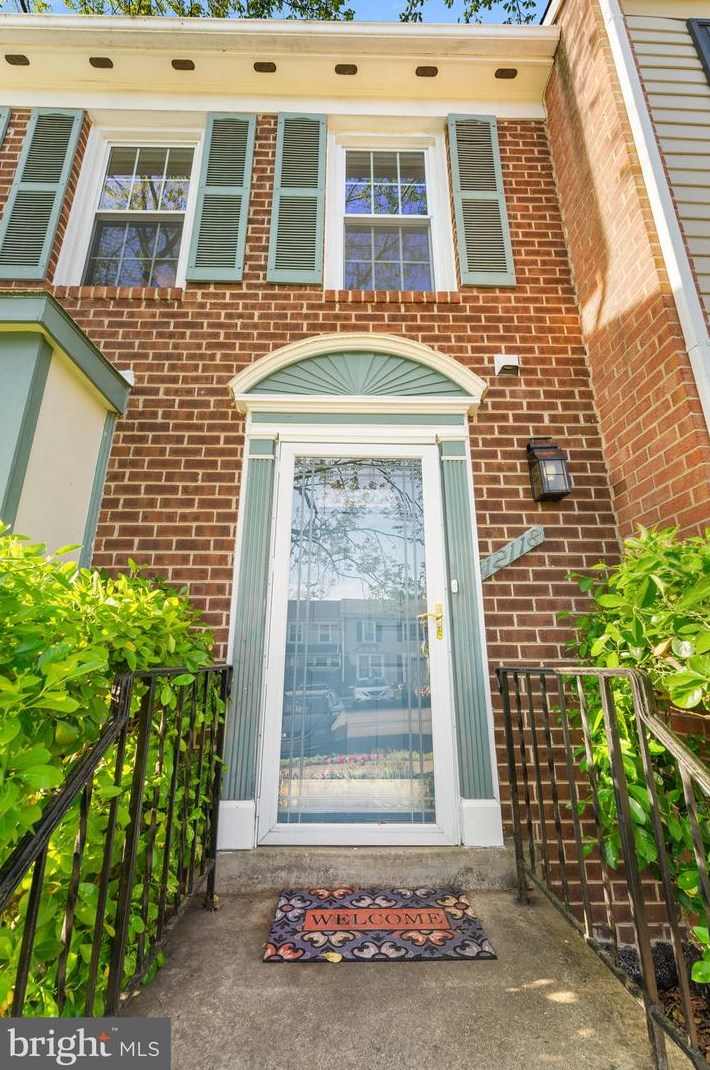 12118 Stoneford Dr, Woodbridge, VA 22192-1433