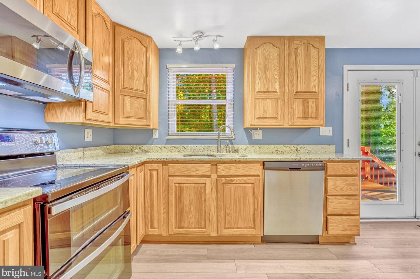 16000 Normandy Ct, Woodbridge VA  22191-4321 exterior