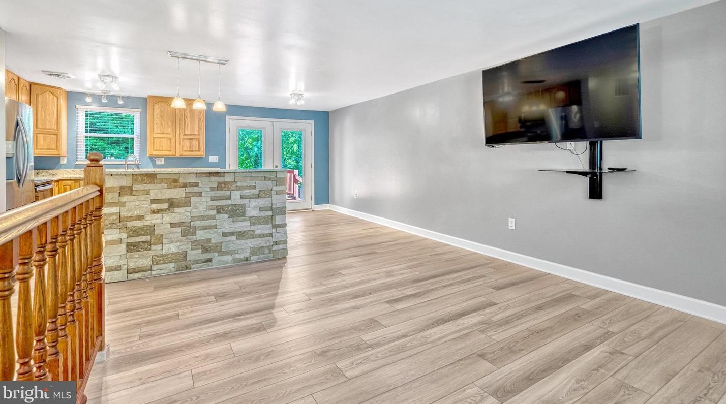 16000 Normandy Ct, Woodbridge VA  22191-4321 exterior
