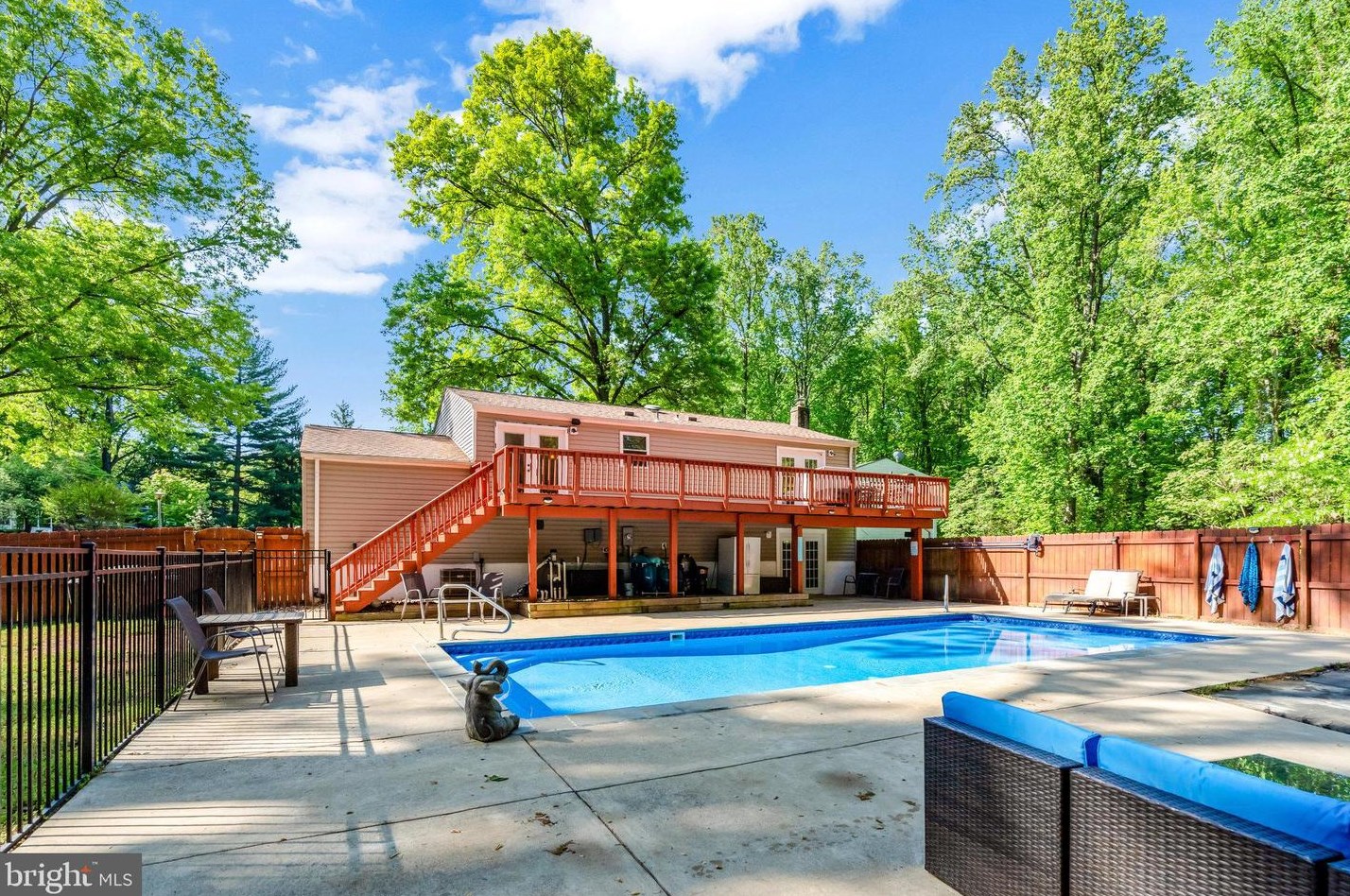 16000 Normandy Ct, Woodbridge VA  22191-4321 exterior