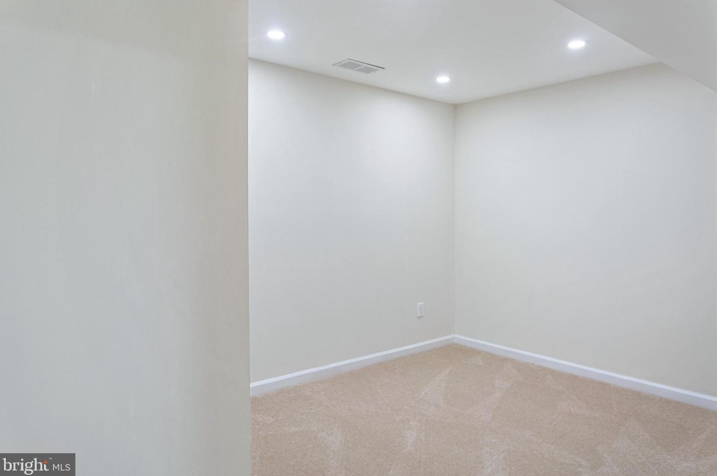 1985 Winslow Ct, Woodbridge VA  22191-4920 exterior