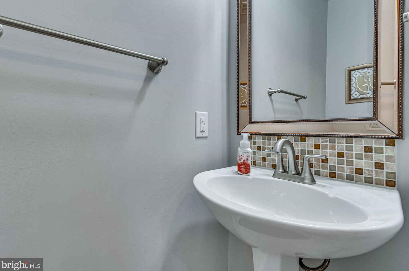 2702 Pheasant Hunt Rd, Woodbridge VA  22192-3929 exterior