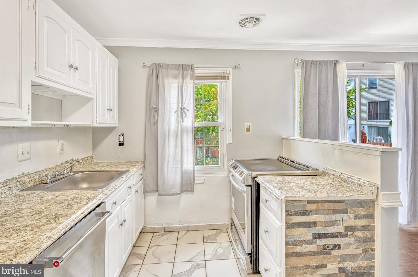 2911 Williamsburg Ct, Woodbridge VA  22191-4633 exterior