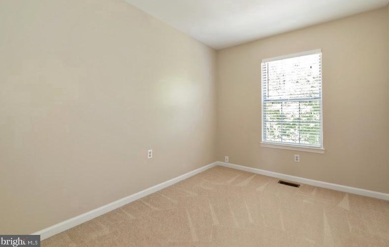 5012 Lambsgate Ln, Woodbridge VA  22193-4356 exterior