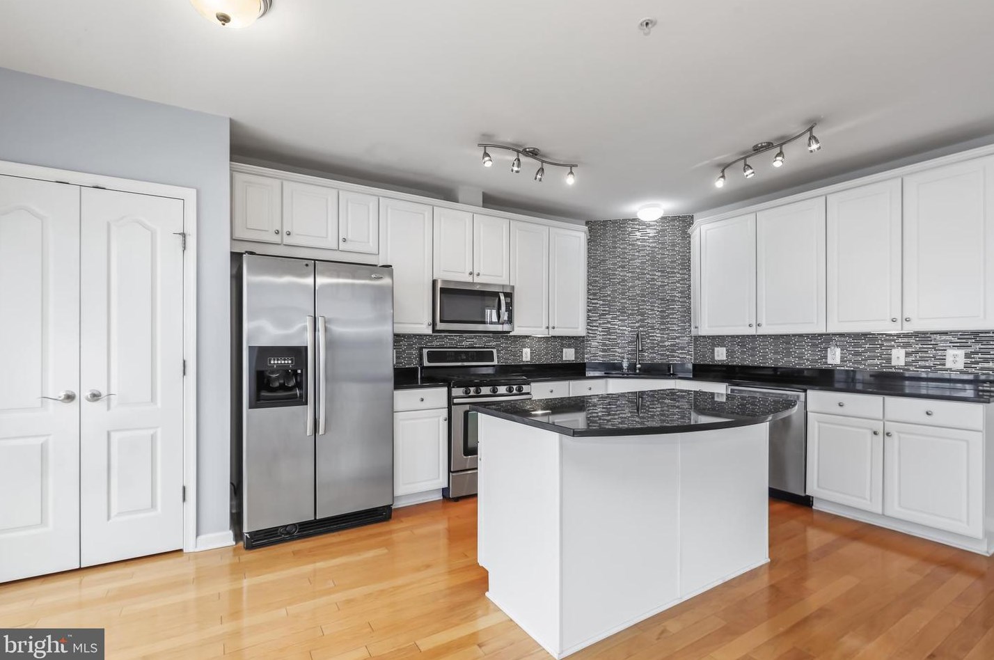 15352 Kensington Park Dr, Woodbridge VA  22191-6571 exterior