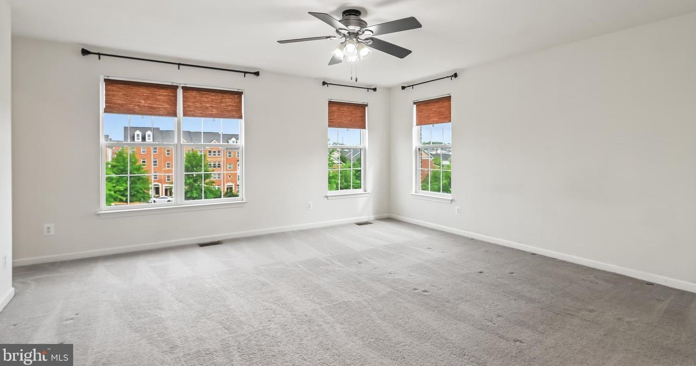 15352 Kensington Park Dr, Woodbridge VA  22191-6571 exterior