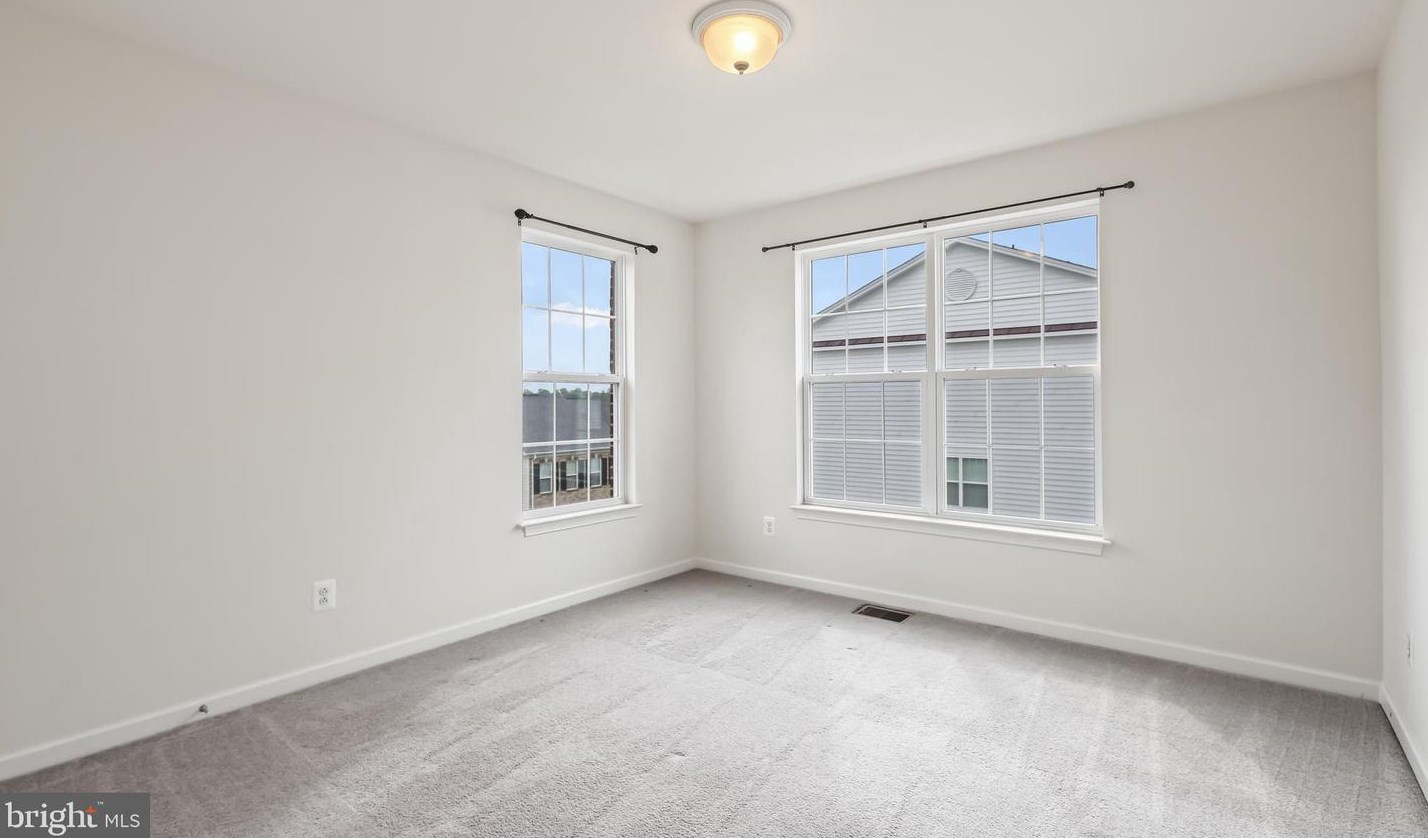 15352 Kensington Park Dr, Woodbridge VA  22191-6571 exterior