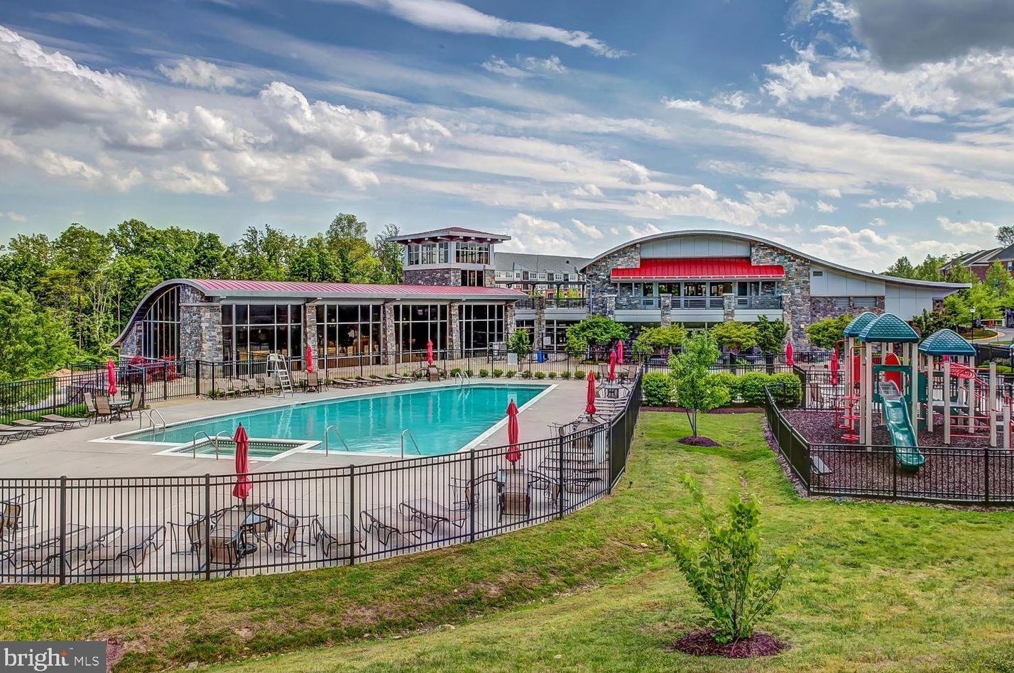 15352 Kensington Park Dr, Woodbridge VA  22191-6571 exterior