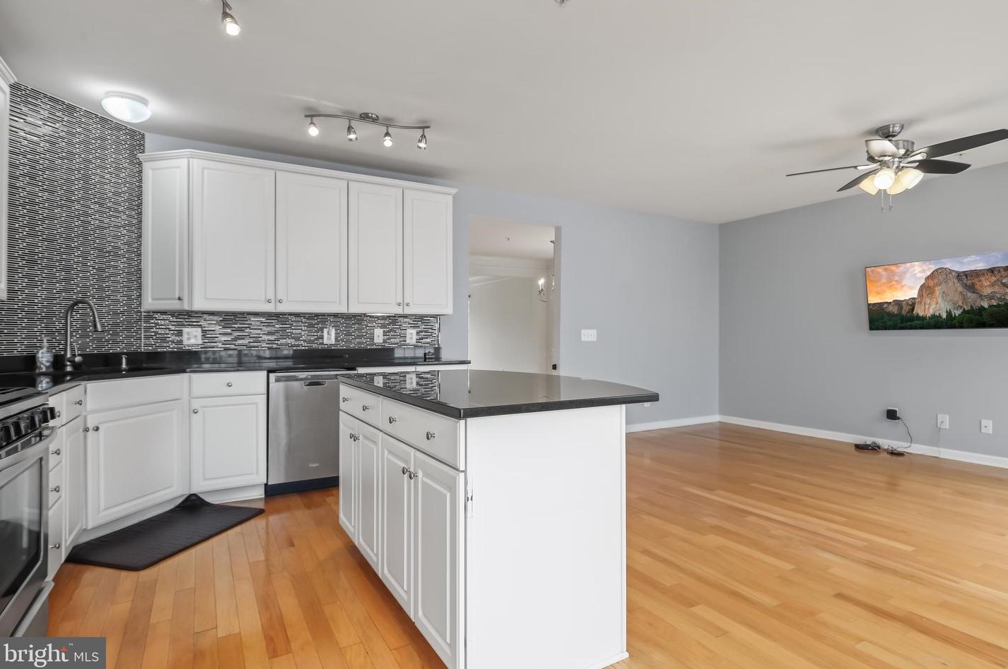 15352 Kensington Park Dr, Woodbridge VA  22191-6571 exterior