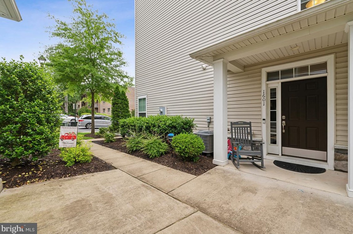 1601 Renate Dr, Woodbridge, VA 22192-2725
