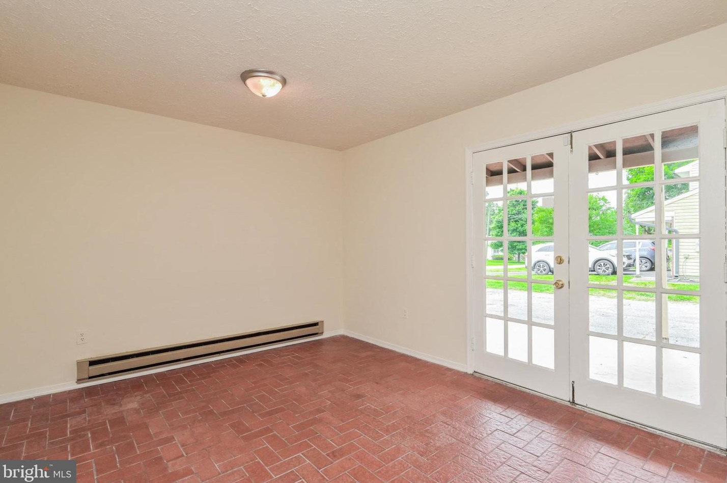 1501 Woodside Dr, Woodbridge VA  22191-3040 exterior