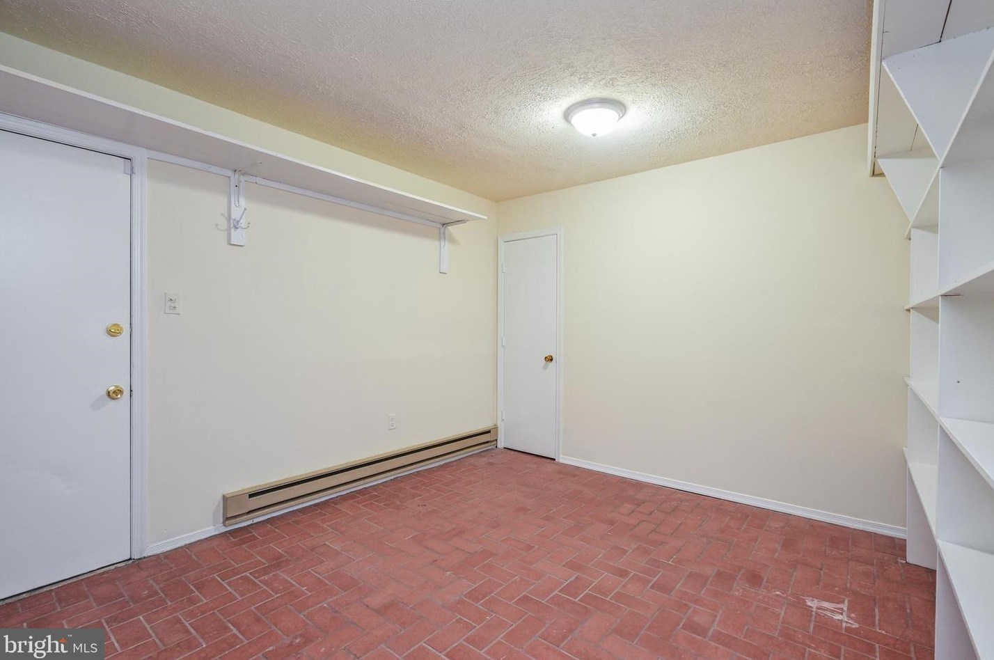 1501 Woodside Dr, Woodbridge VA  22191-3040 exterior