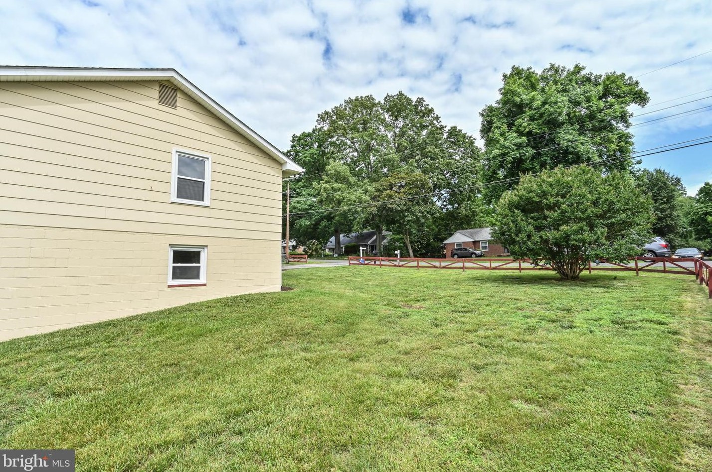 1501 Woodside Dr, Woodbridge VA  22191-3040 exterior