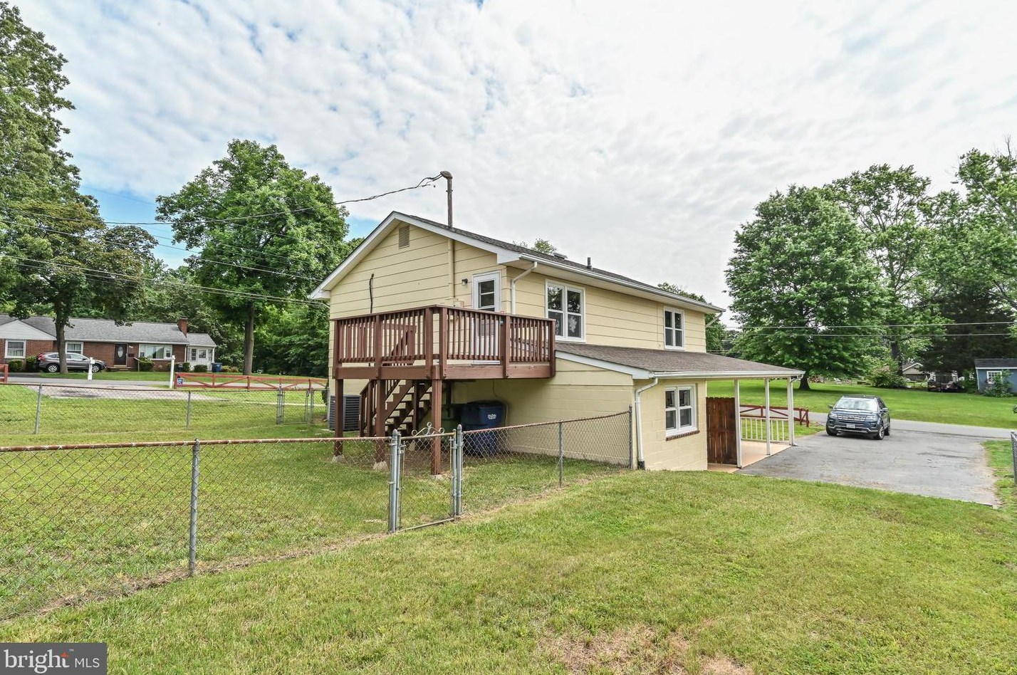 1501 Woodside Dr, Woodbridge VA  22191-3040 exterior