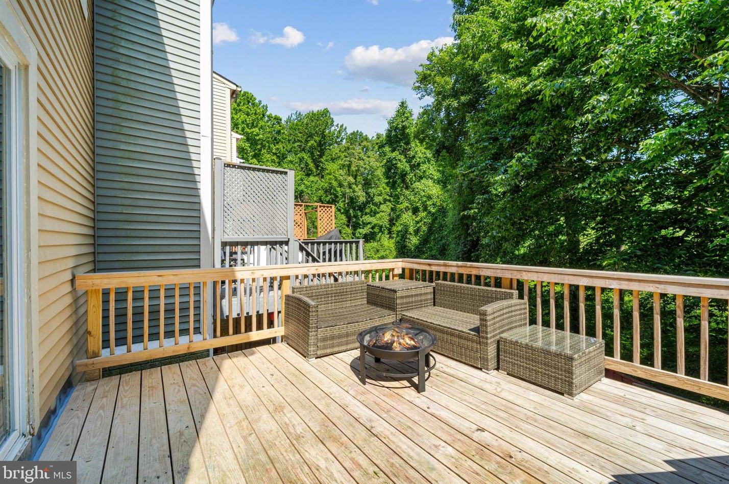 15199 Valley Stream Dr, Woodbridge VA  exterior