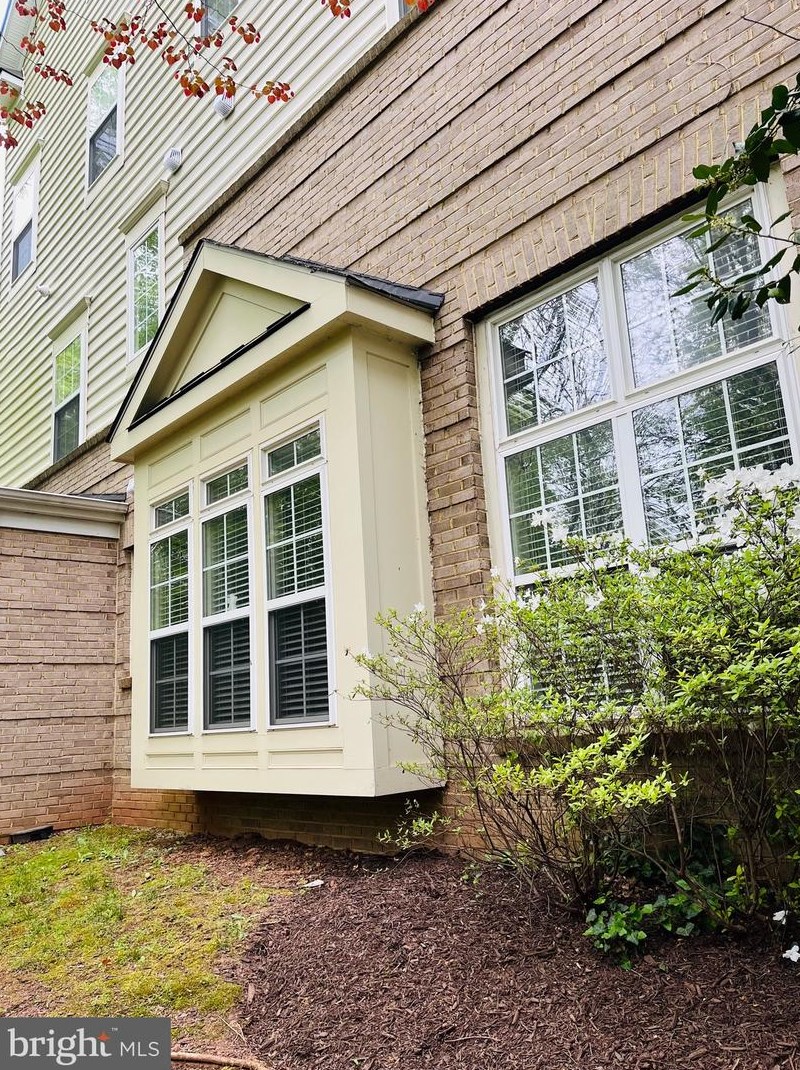 7064 Little Thames Dr, Gainesville VA  20155-4009 exterior