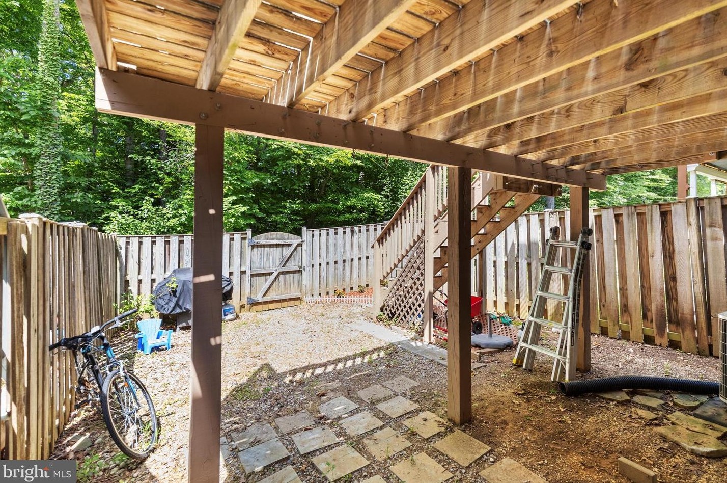 15244 Streamside Ct, Dumfries VA  22025-3021 exterior
