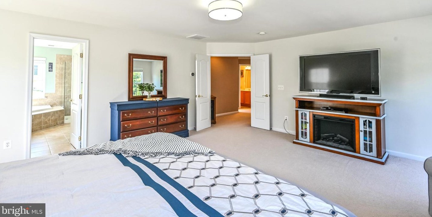 8393 Mineral Spg Dr, Manassas VA 20112-2420 exterior