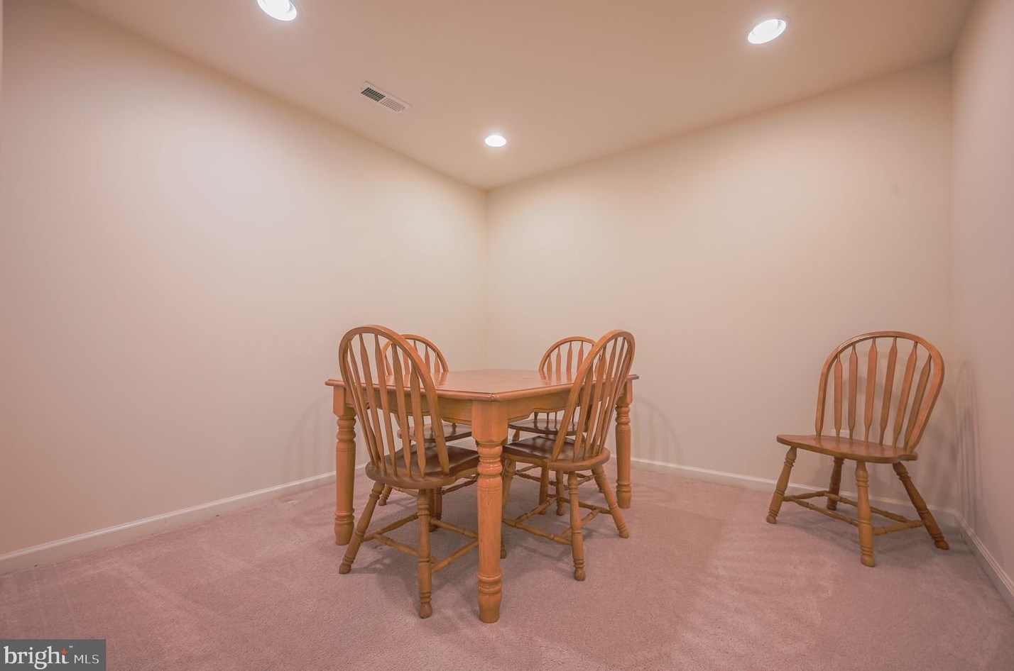 8302 Mineral Spg Dr, Manassas VA 20112-2421 exterior