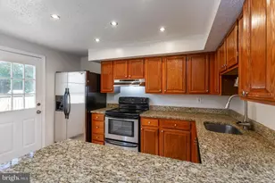 13623 Bentley Cir, Woodbridge, VA 22192 - Photo 2