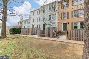 7438 Emerald Dr, Manassas, VA 20109 - Photo 2