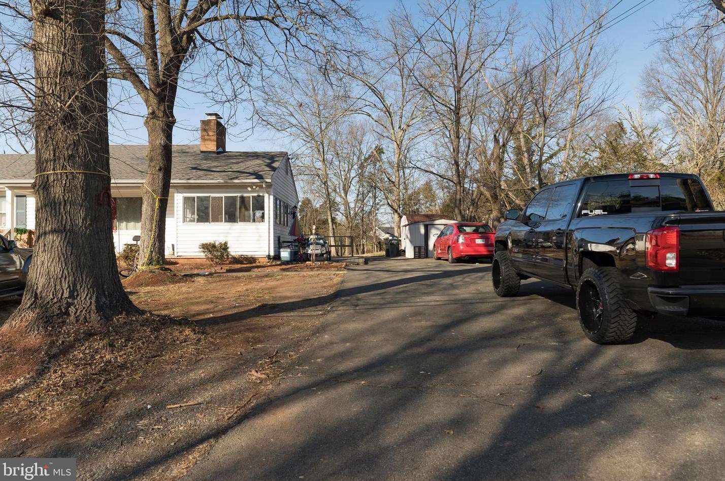 8316 Rolling Rd, Manassas, VA 20110-3625