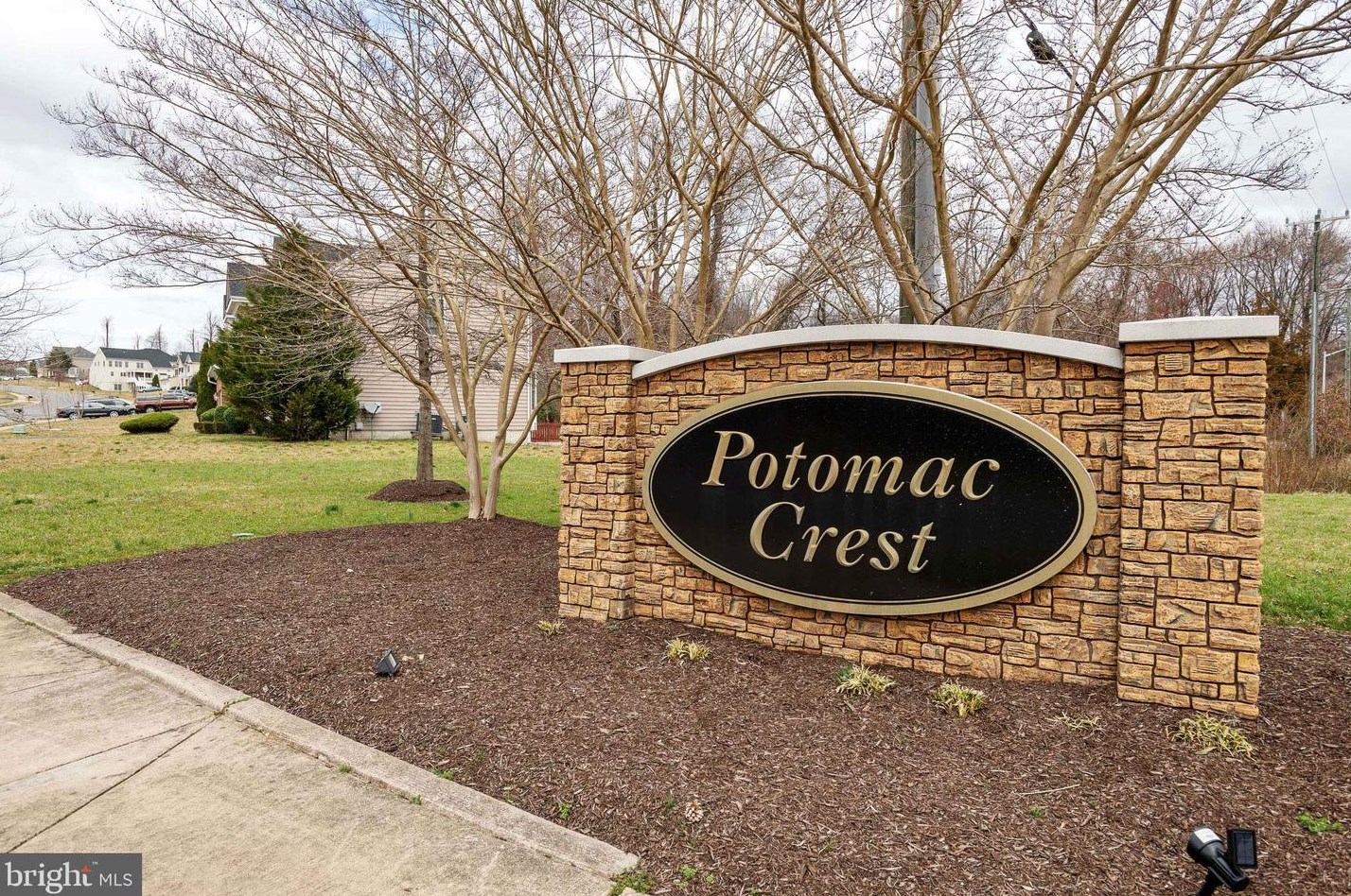 19237 Potomac Crest Dr, Triangle, VA 22172