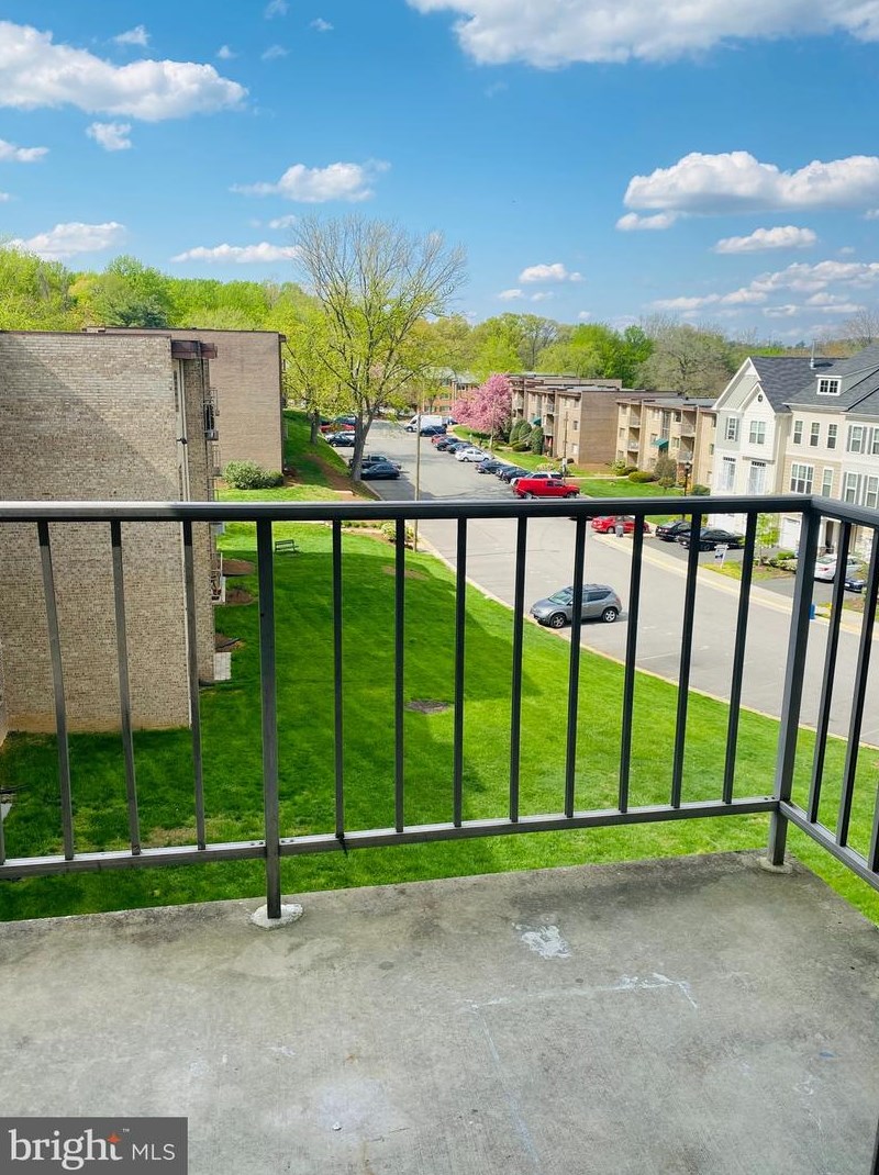 1550 Renate Dr #302, Woodbridge, VA 22192