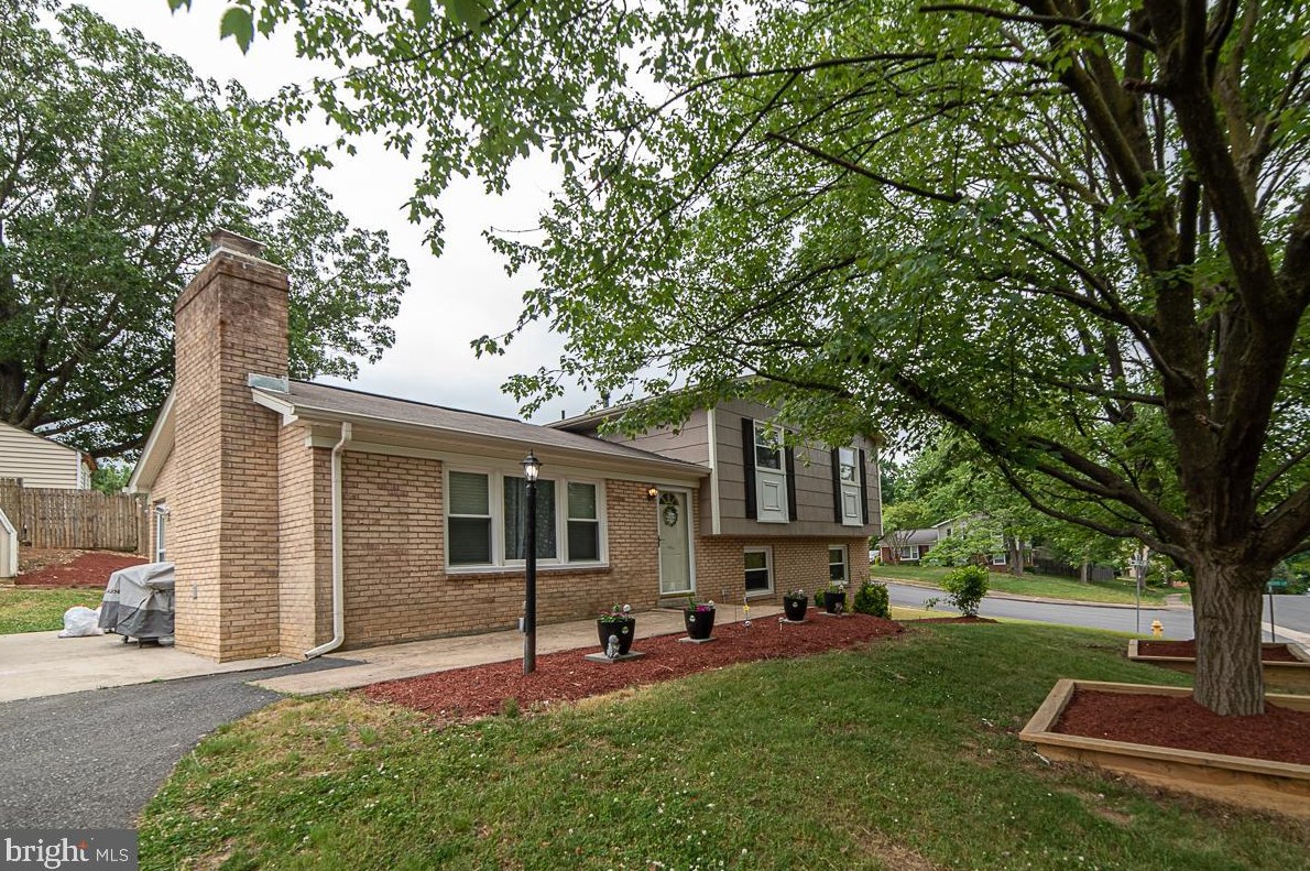 18907 White Oak Dr, Triangle, VA 22172