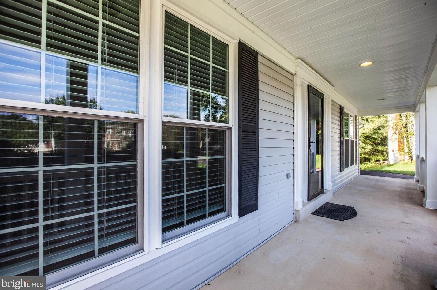 15711 Andover Heights Dr, Woodbridge, VA 22193-1073