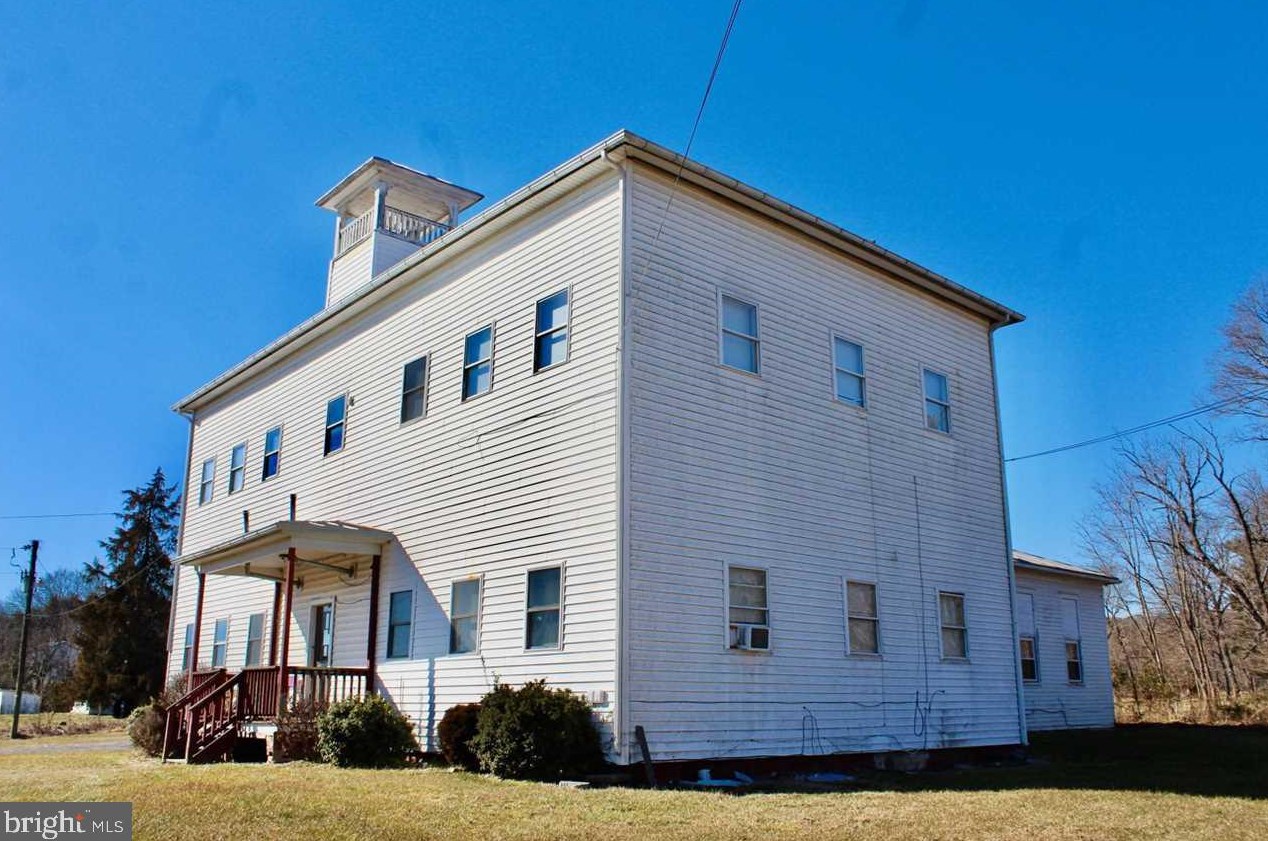 7376 Community Center Rd, Montezuma, VA 22821