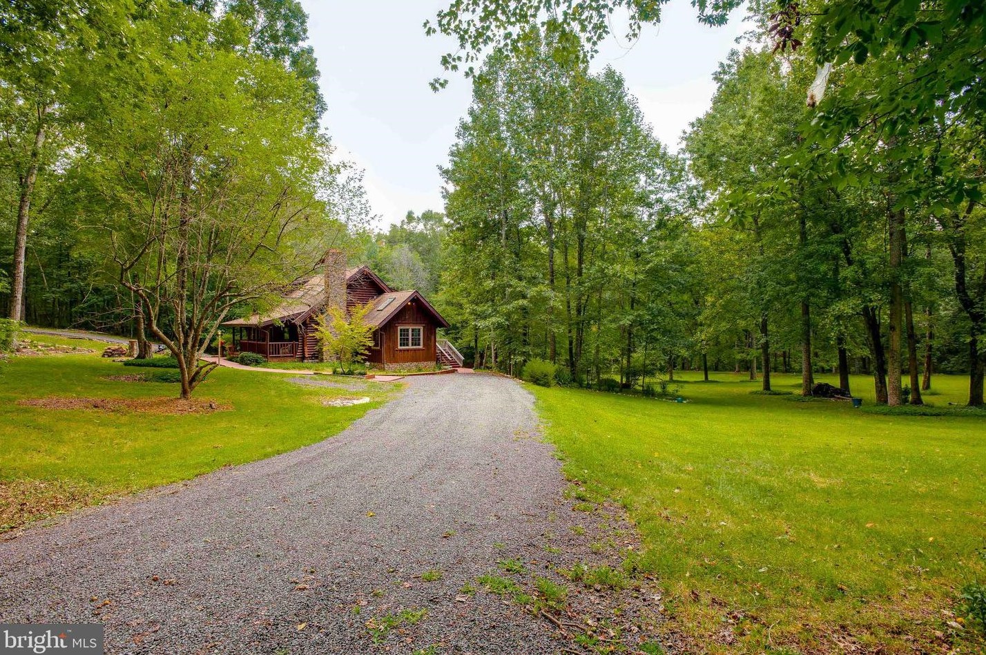 42 Blossom Lake Ln, Castleton, VA 22716