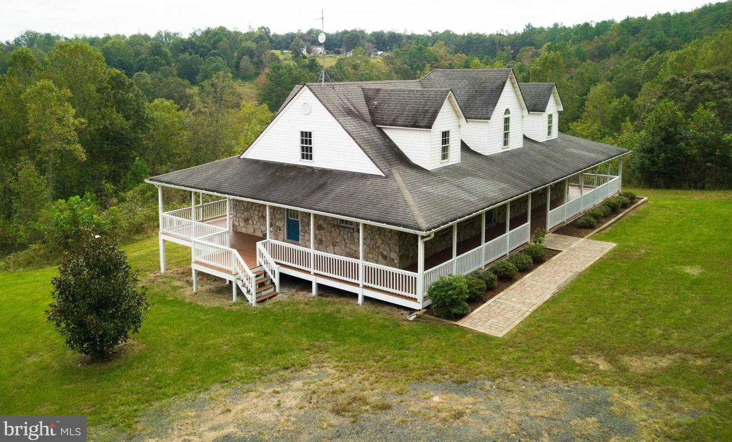 102 Charlies Farm Ln, Castleton, VA 22716