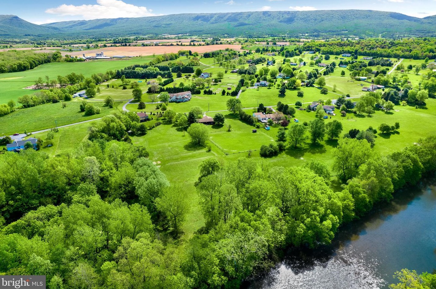 1833 Shipwreck Dr, New Market, VA 22844-3409