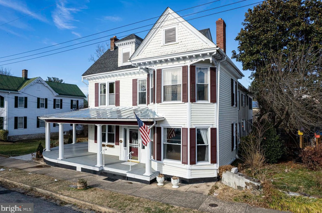 102 S High St, Edinburg, VA 22824