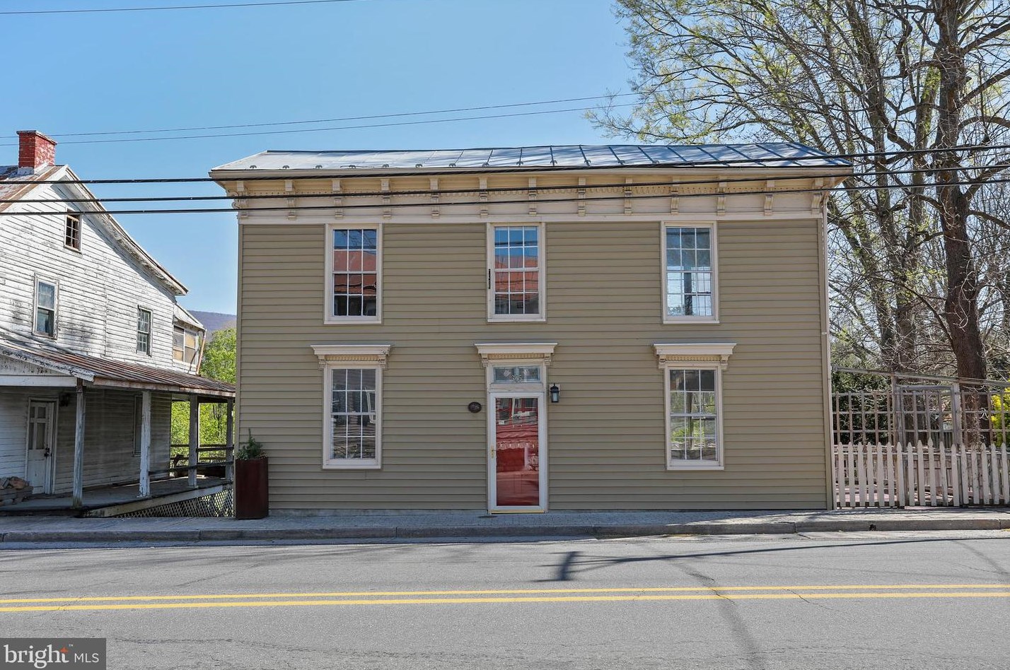 305 N Main St, Edinburg, VA 22824