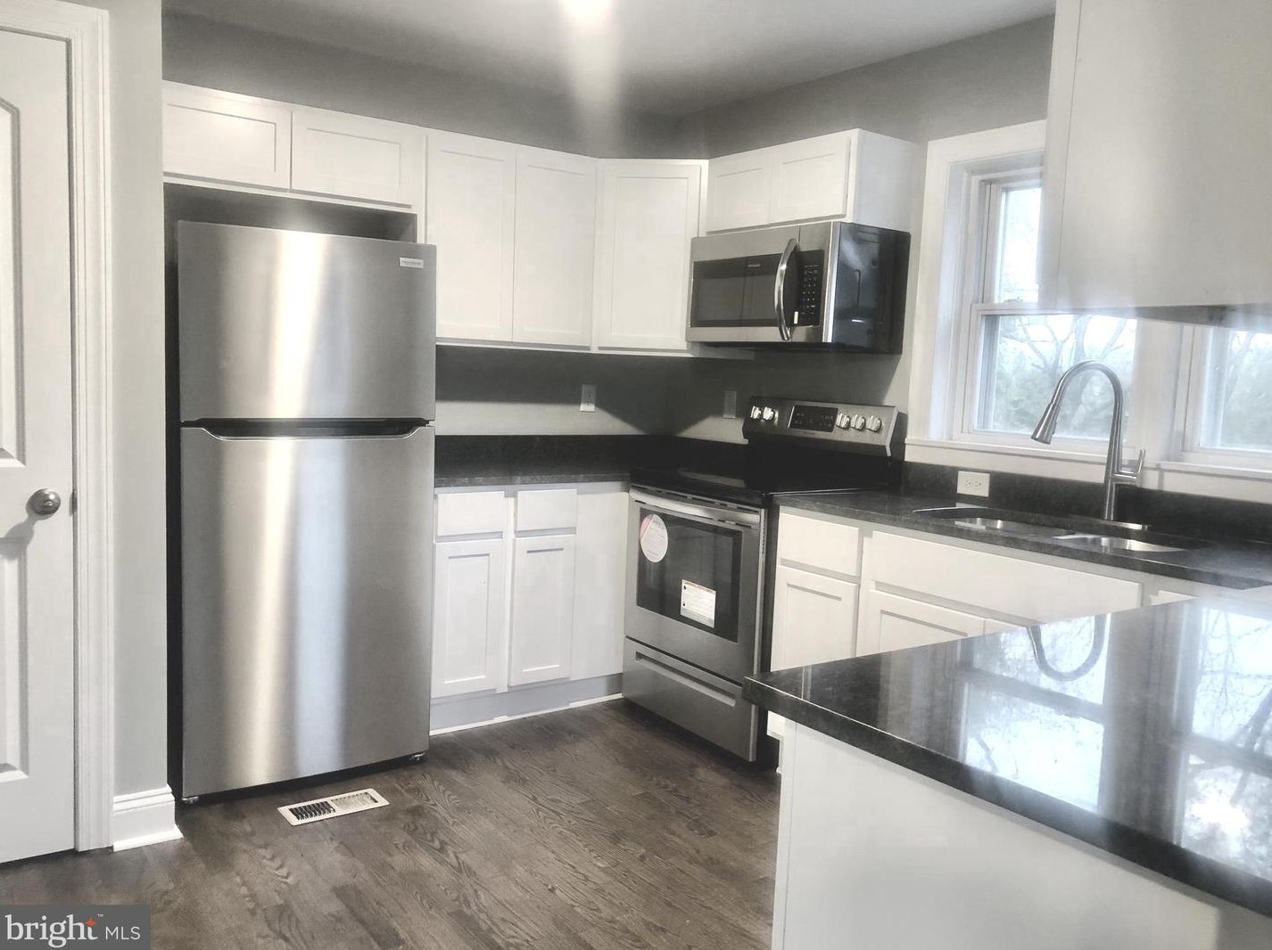 102 N Whissen St, Edinburg, VA 22824