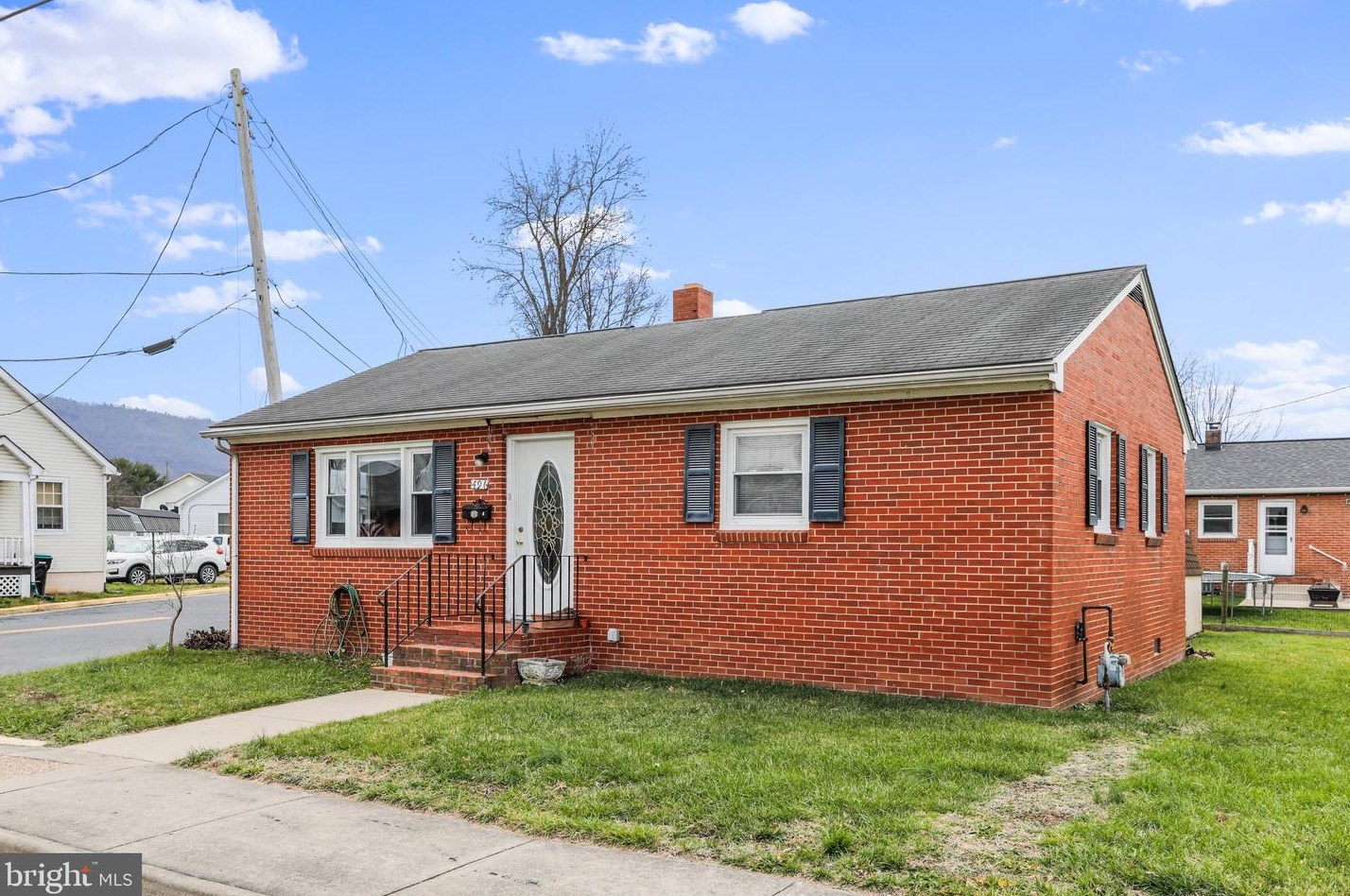 496 E Queen St, Strasburg, VA 22657