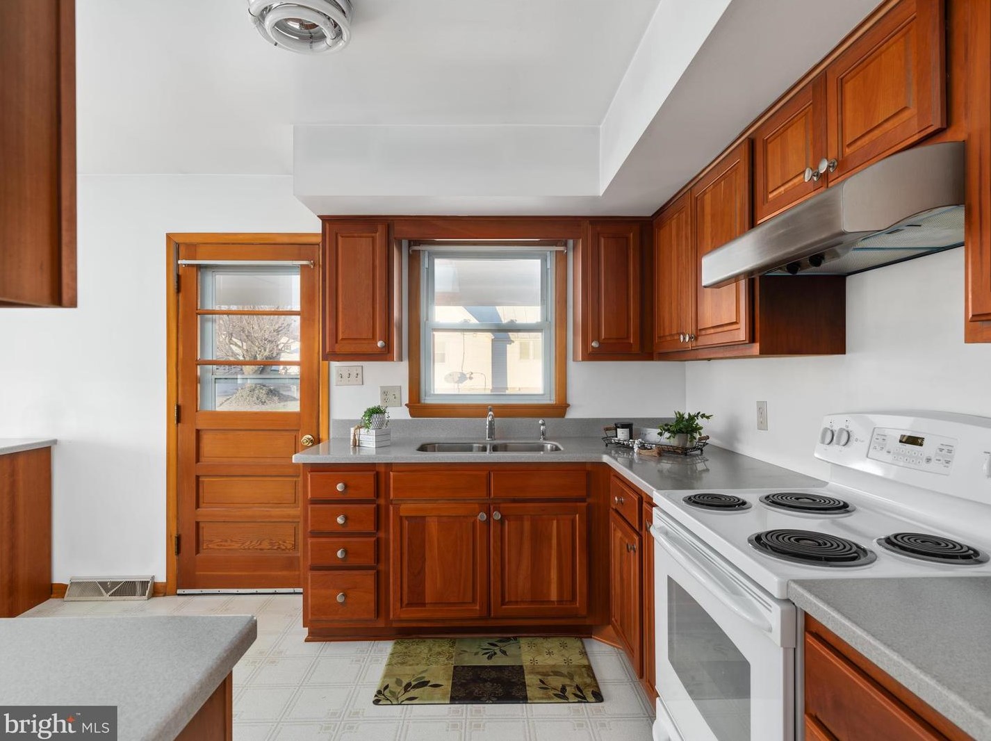 242 Crim Dr, Strasburg, VA 22657