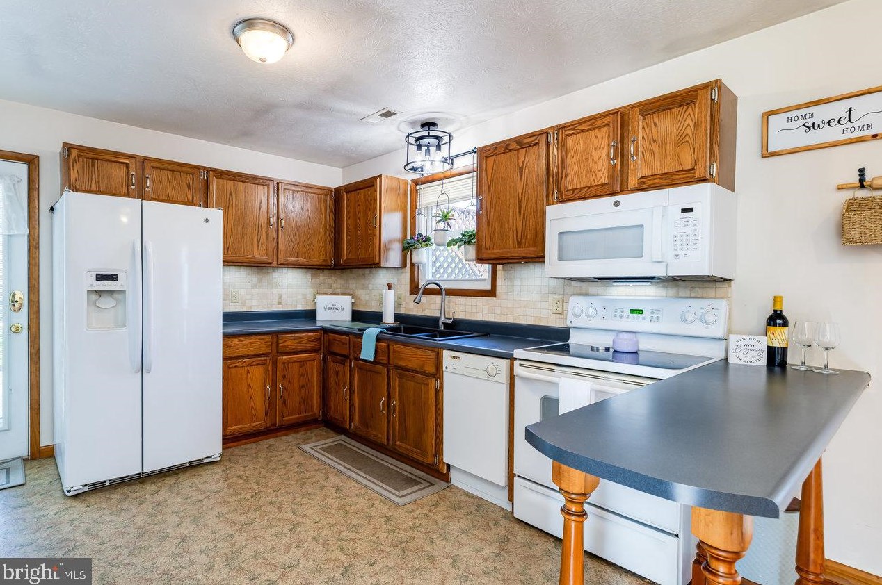 243 Massanutten Dr, Edinburg VA  22824-3022 exterior
