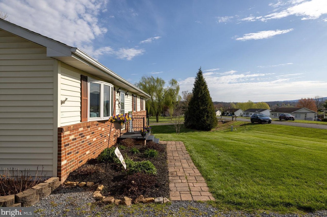243 Massanutten Dr, Edinburg VA  22824-3022 exterior