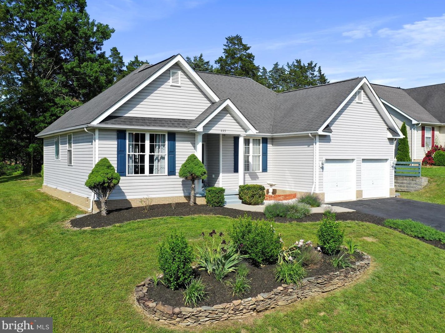 695 Crystal Ln, Strasburg, VA 22657-2371