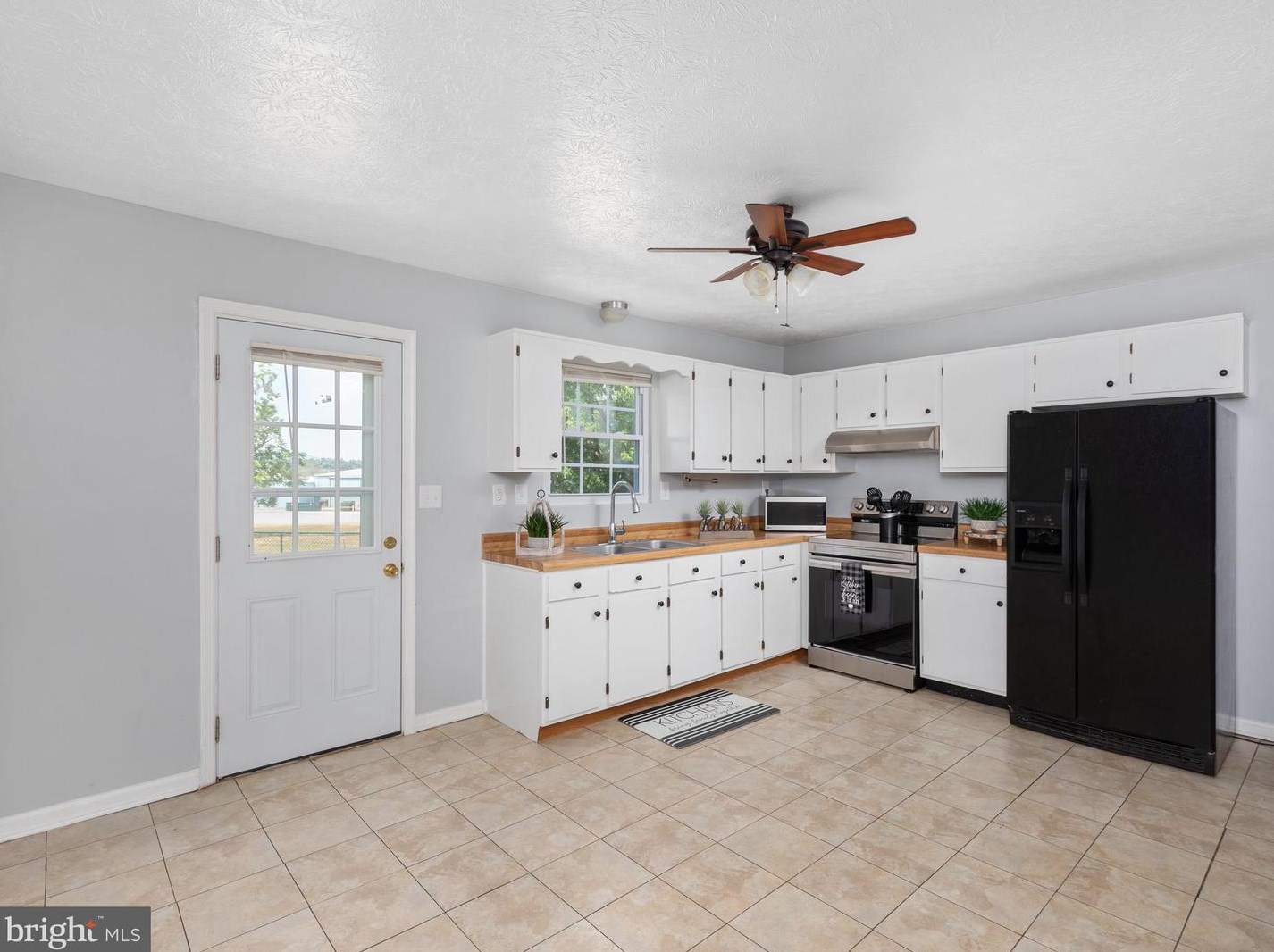 1054 Jackson St, Strasburg, VA 22657