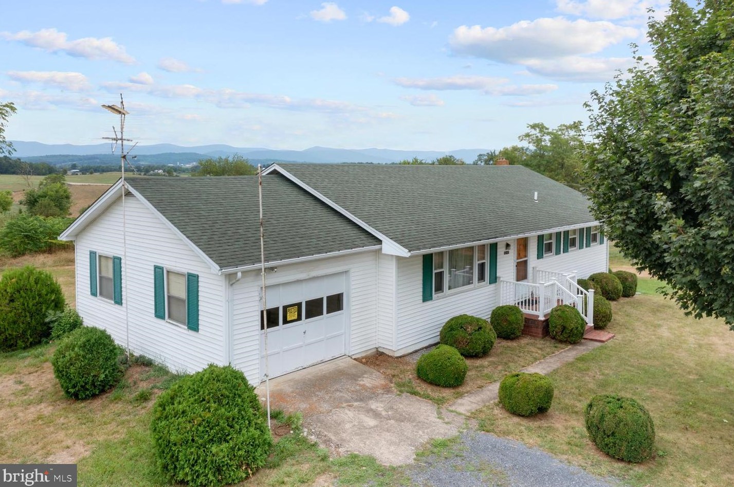 11245 S Middle Rd, Edinburg, VA 22824