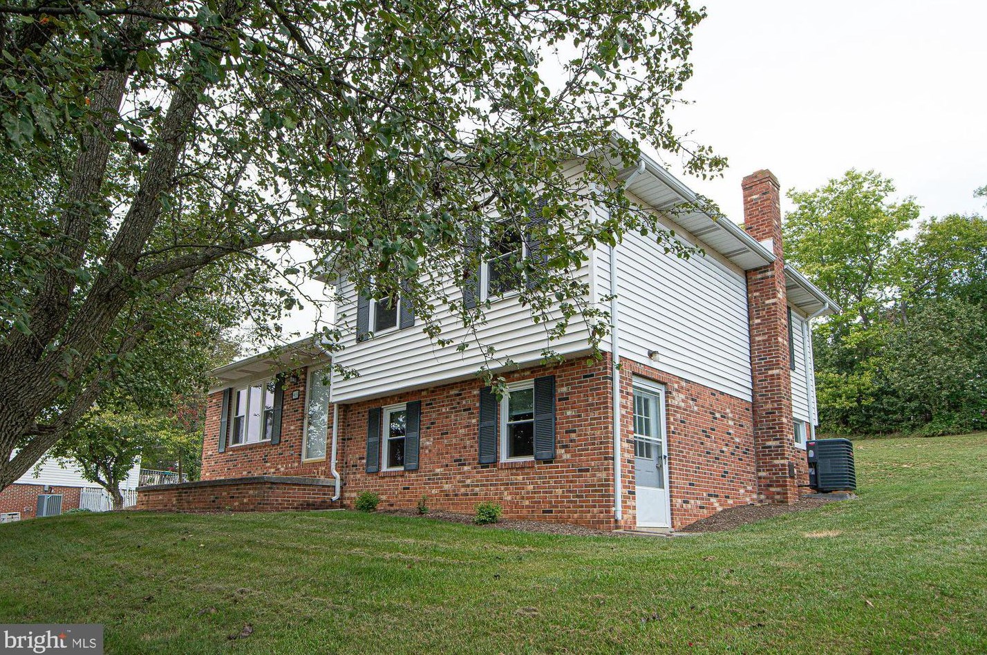 433 Virginia St, Strasburg, VA 22657