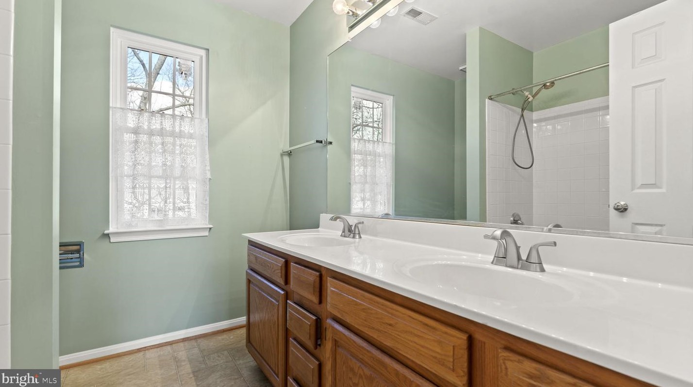 5904 Cambridge Dr, Fredericksburg VA  22407-1270 exterior