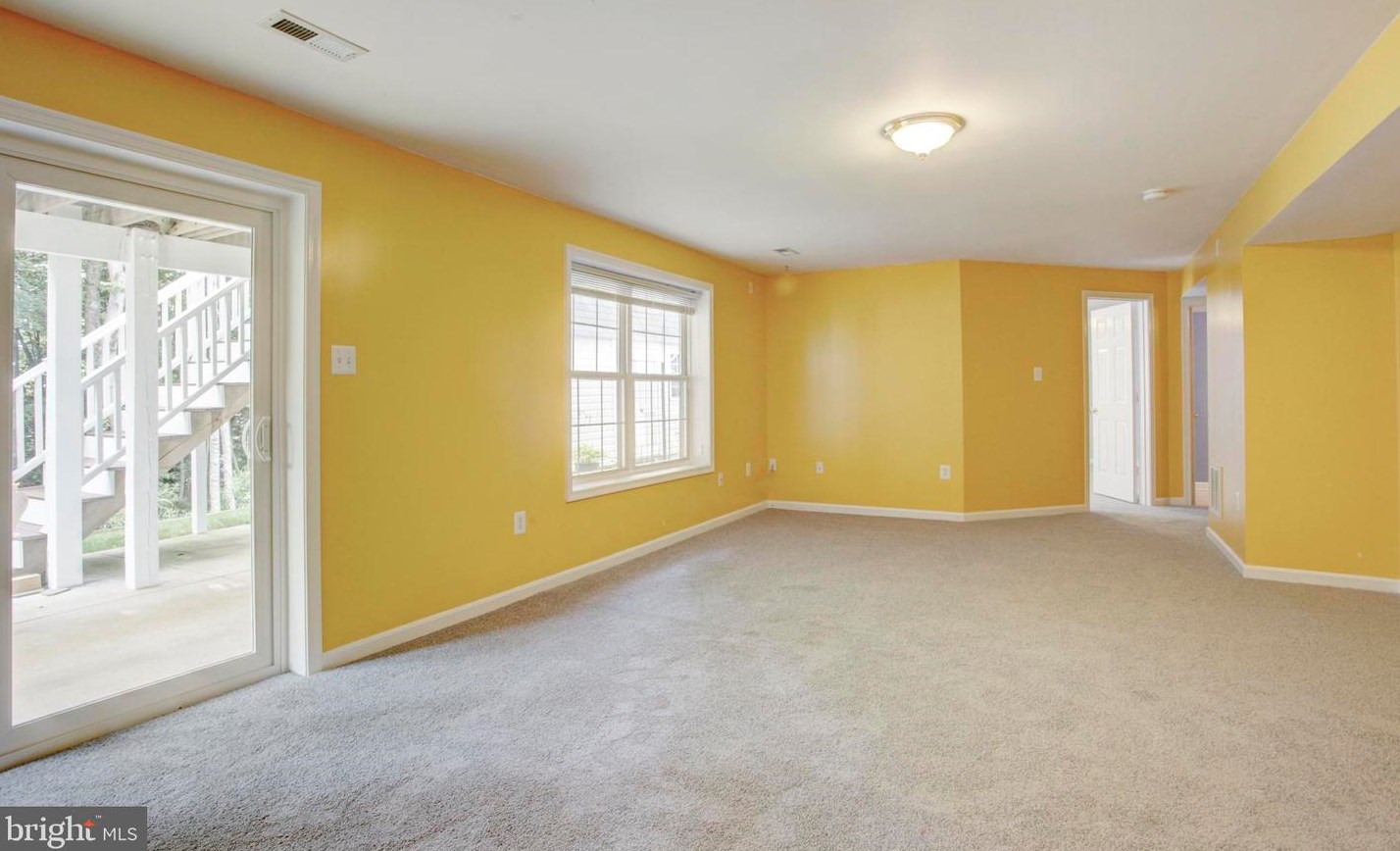 14 Lakeside Dr, Stafford VA 22554-7868 exterior