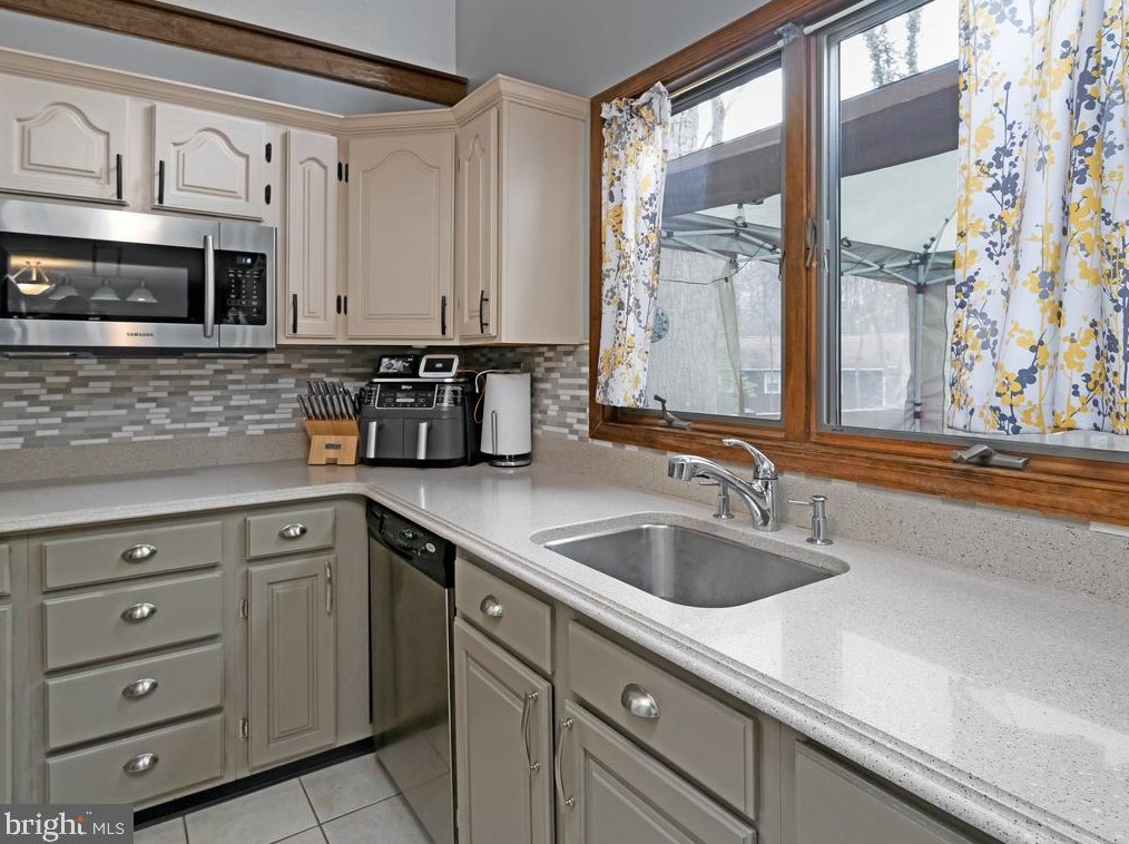 2004 State Room Dr, Stafford VA  22554-2322 exterior